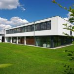 Von der WiP Immobilien GmbH betreutes Bürogebäude mit Grünfläche