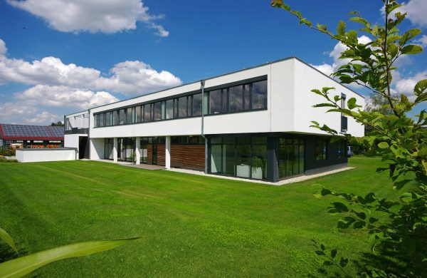 Von der WiP Immobilien GmbH betreutes Bürogebäude mit Grünfläche