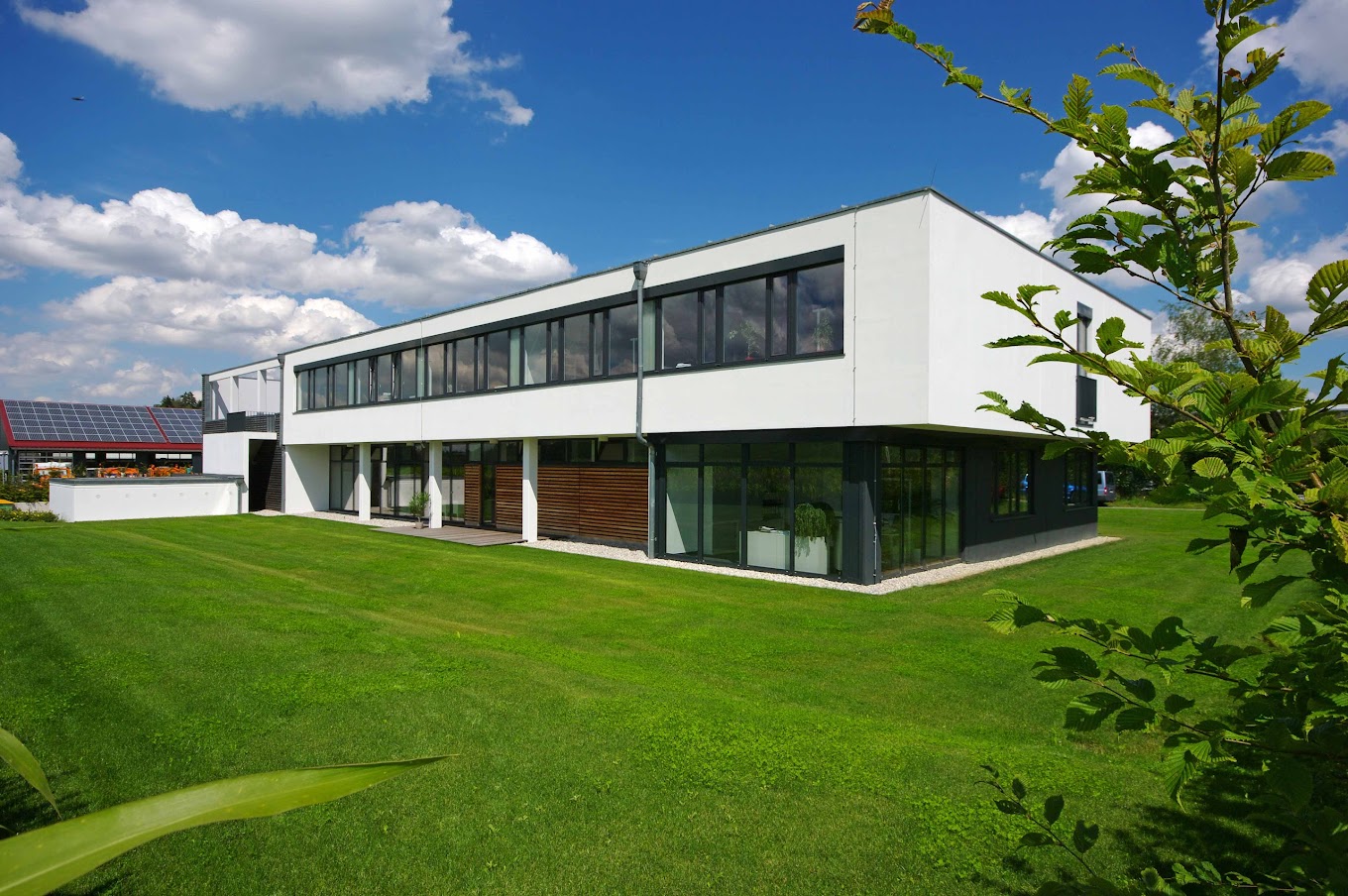 Von der WiP Immobilien GmbH betreutes Bürogebäude mit Grünfläche